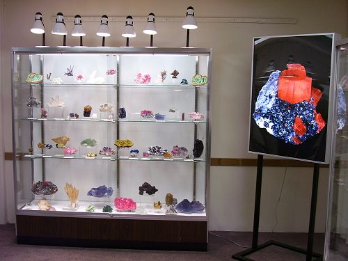 ROCKS MINERALS DISPLAY CABINET 30 SPECIMENS USOFA ROCKS MINERALS DISPLAY CABINET 30 SPECIMENS USOFA